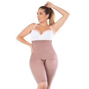 Panty moldeador hasta la rodilla con control medio y realce de glúteos